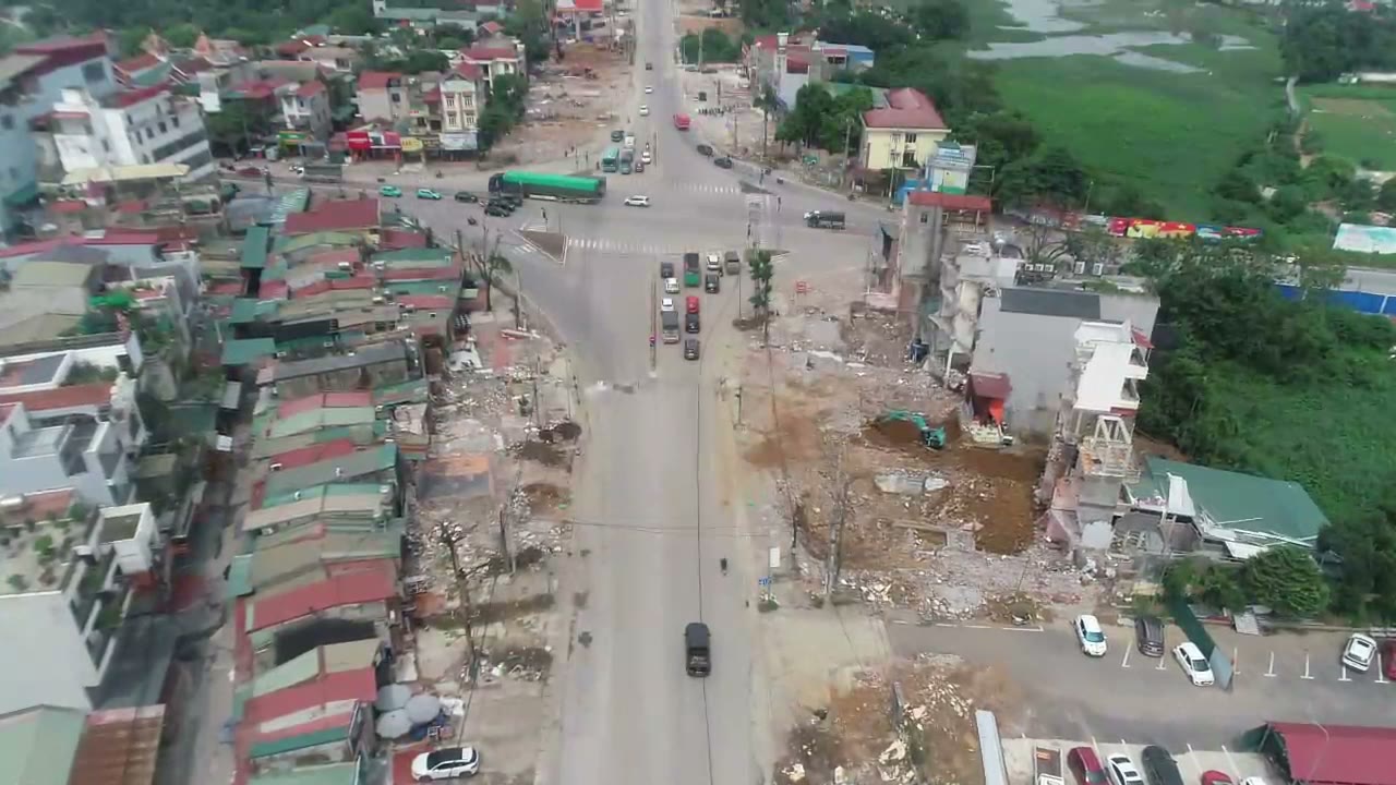 Quốc lộ 6 đoạn qua Xuân Mai đang giải phóng mặt bằng, nhà hai bên đường được tháo dỡ